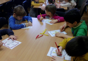 Dzieci podczas kolorowania herbu Łasku.